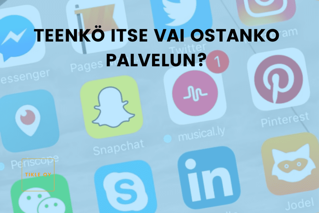 Kuvassa taustalla sosiaalisen median kuvakkeita. Lisäksi on artikkelin otsikko "Teenkö itse vai ostanko palvelun?"