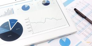 Kuvassa on erilaisia markkinatutkimukseen liittyviä asioita.